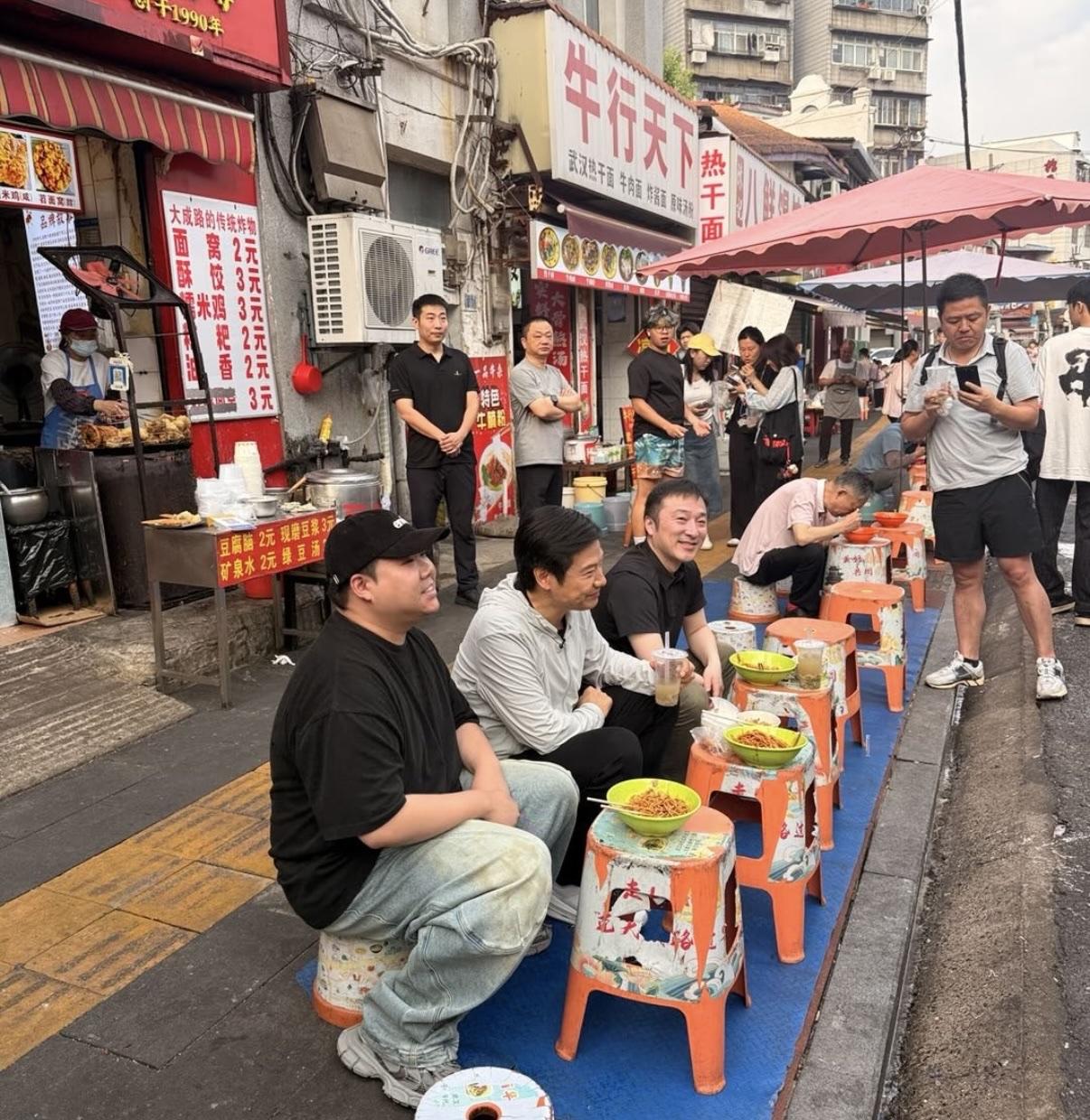 刘震云谈雷军过早说白了啊，雷军是大老板，行走的流量明星，知名企业家，投资人等等t