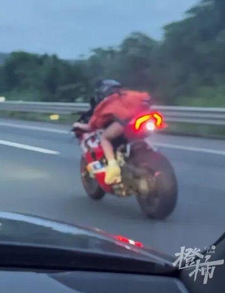 “不作死就不会死！”G15 沈海高速，一名年轻女孩，骑红色杜卡迪 Panigal