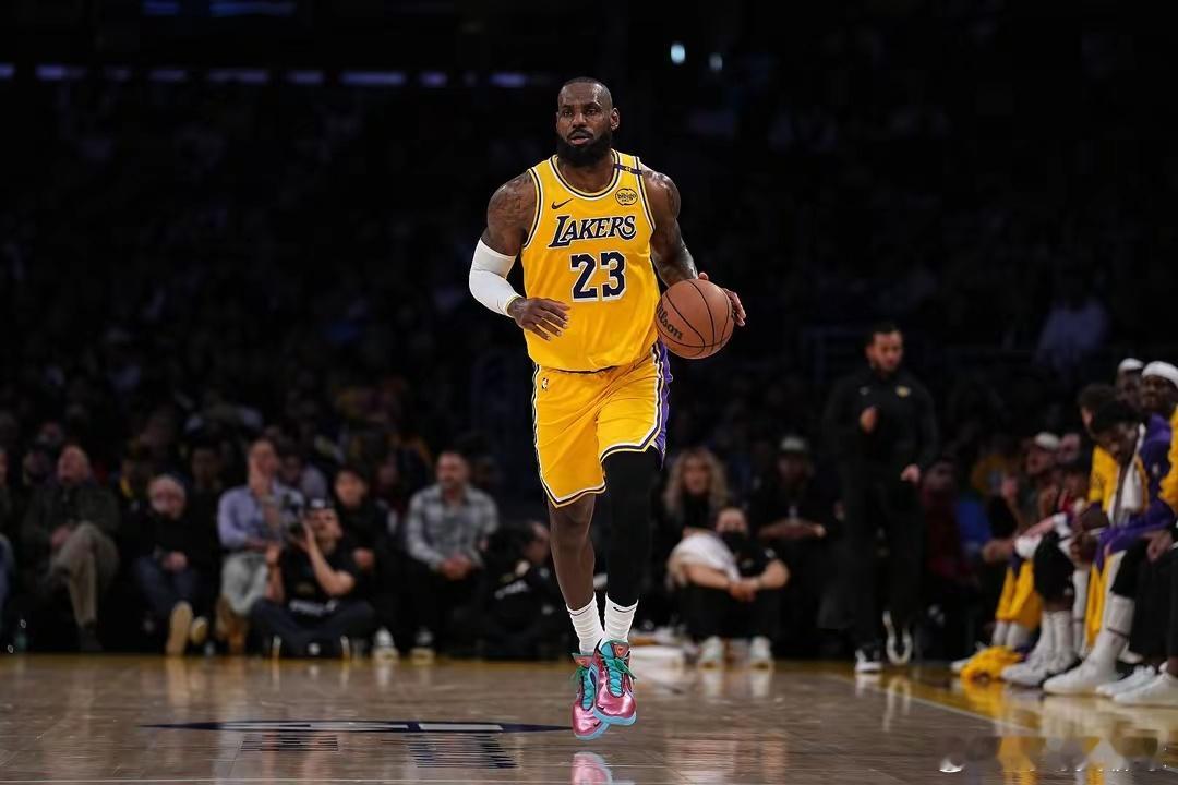 近日，前NBA球员迈克尔-比斯利参加了Moshe Popack的播客节目，谈到了