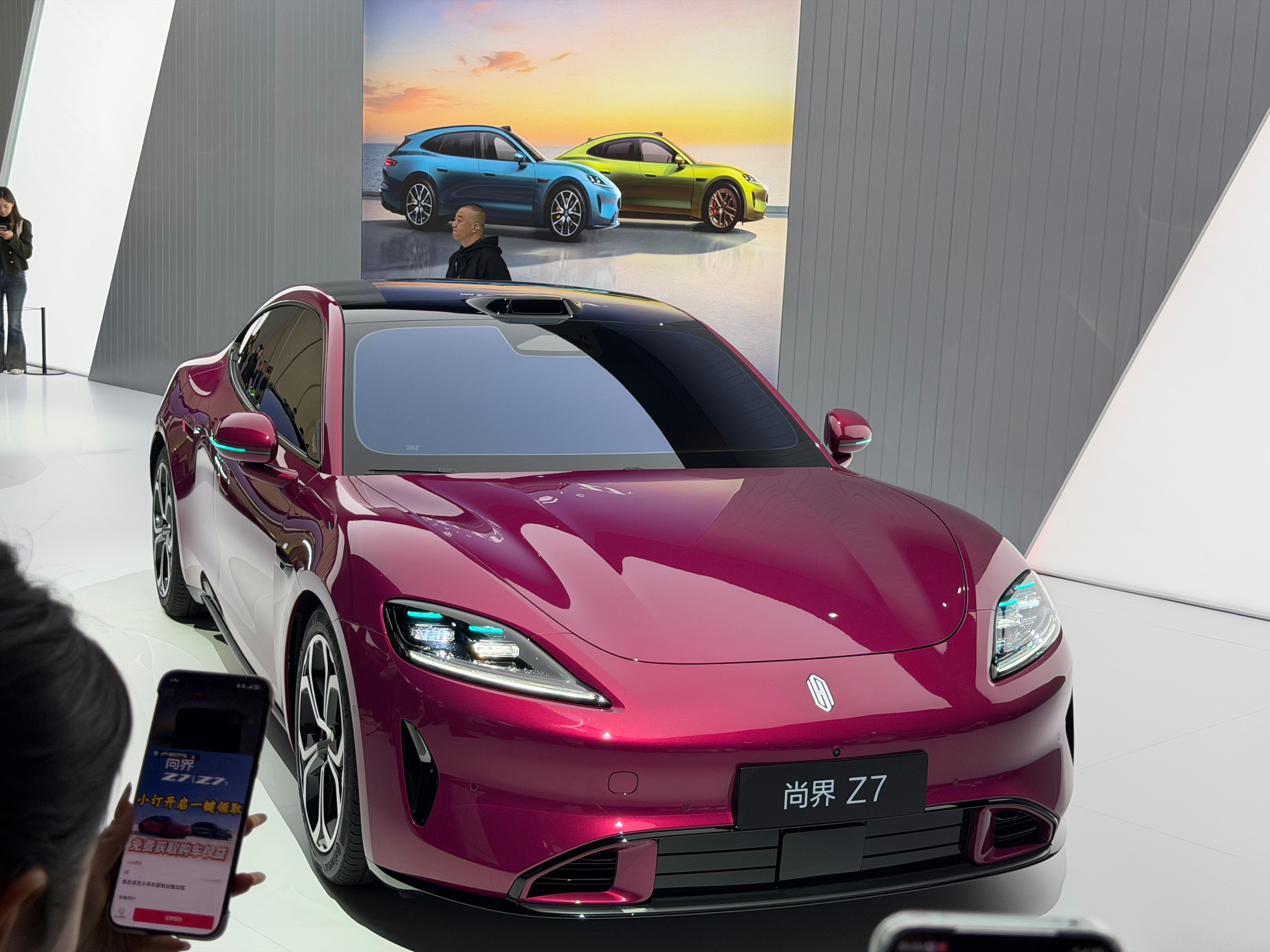 买车的话还是建议先一定要去看实车，尚界Z7这配色也太时尚了吧，好有质感！尚界Z7