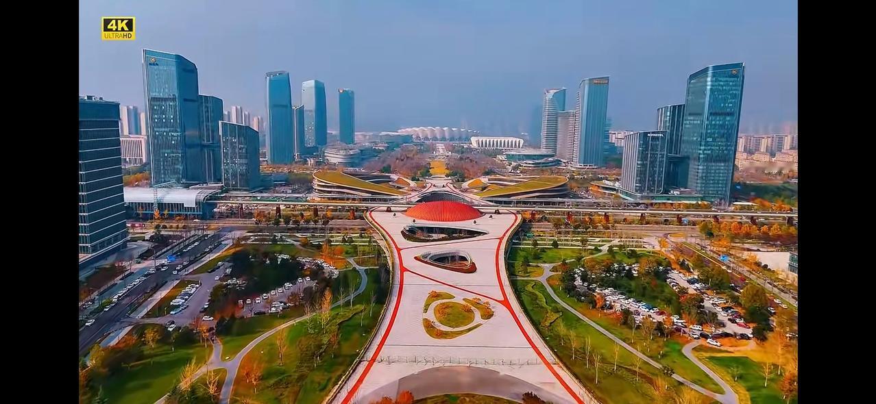 浐灞国际港是幸运的，为什么说它幸运，是因为它乘着十四运的东风基本上全部建成了，不