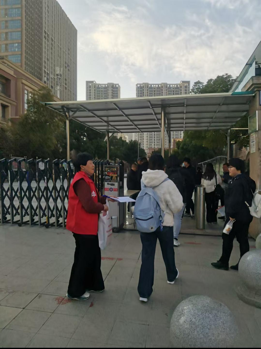 看着孩子进入考场的背影，我真是感慨万千。

2026年国考笔试今天举行，上午考行