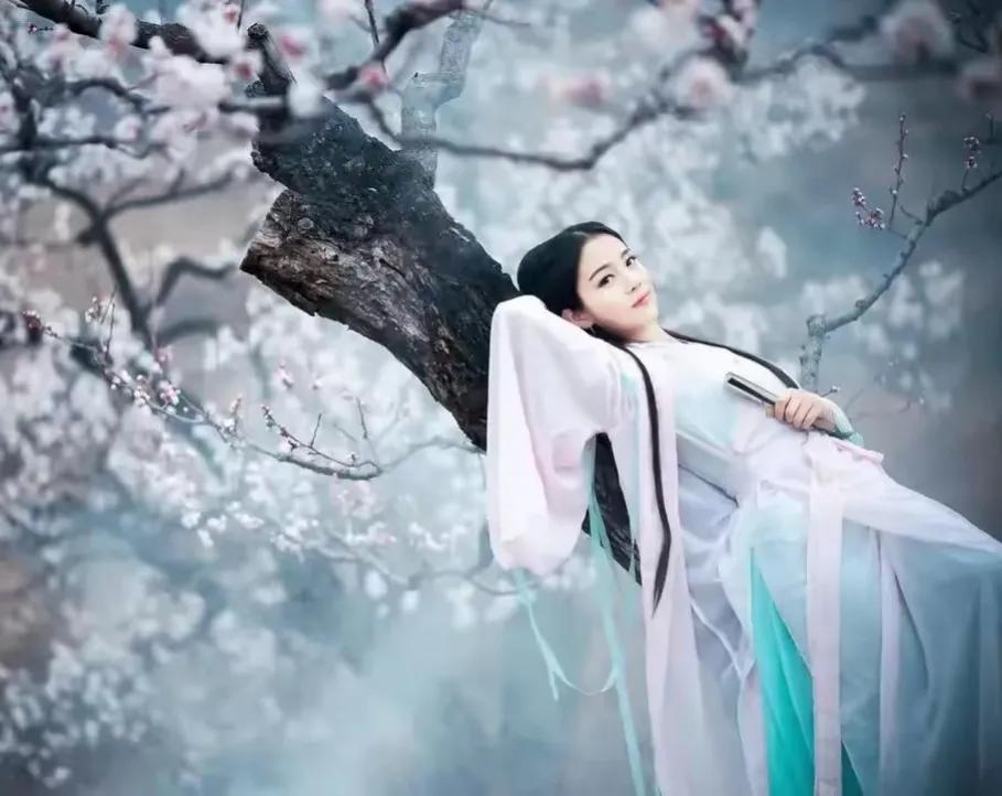 长干行    李白

妾发初覆额，折花门前剧。
郎骑竹马来，绕床弄青梅。
同居长