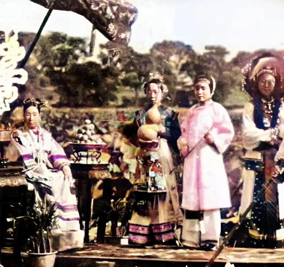 1903年，北京西苑，慈禧太后和一干侍从宫女，留下了这张照片。

慈禧，本名叶赫