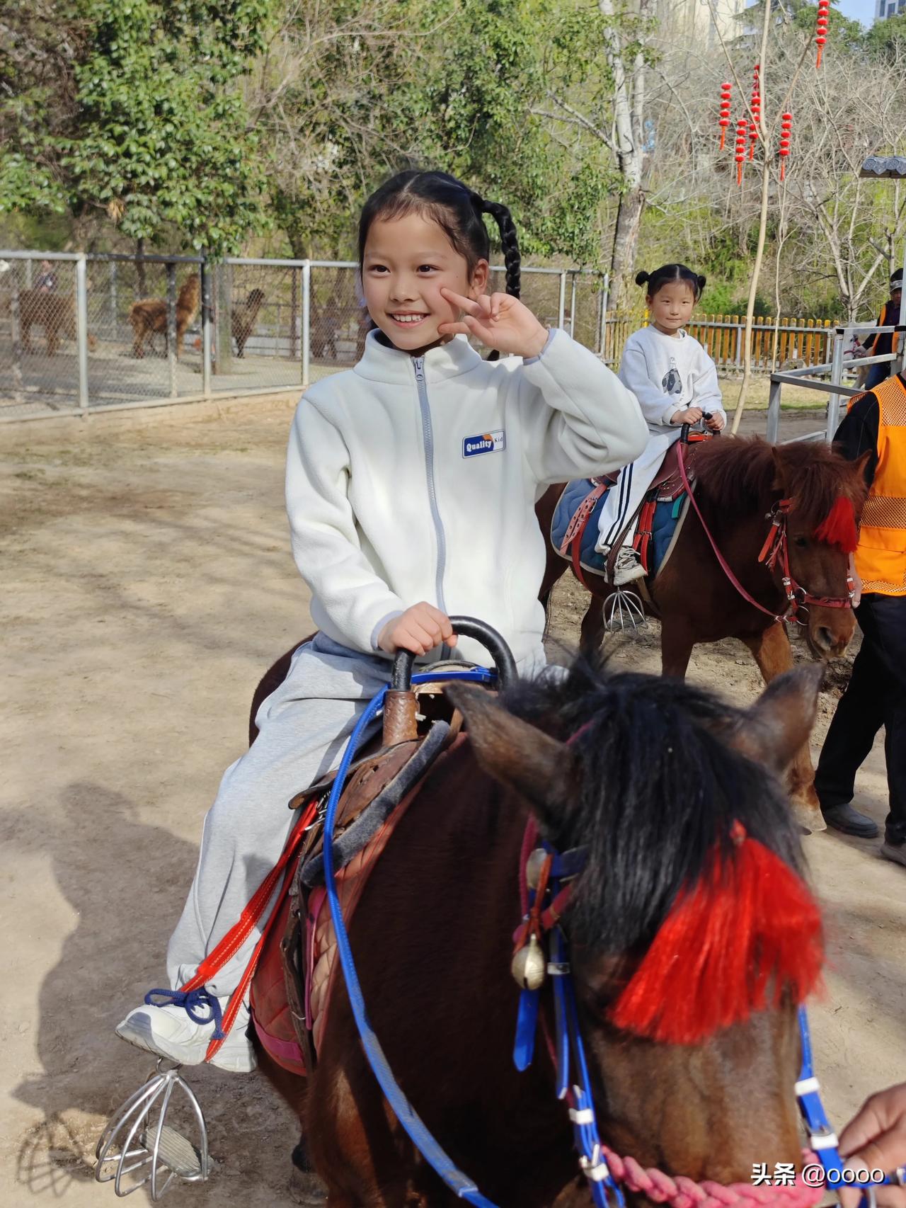 🐴👧🏻 在农场里骑小马，感受自然的乐趣！🌳💖