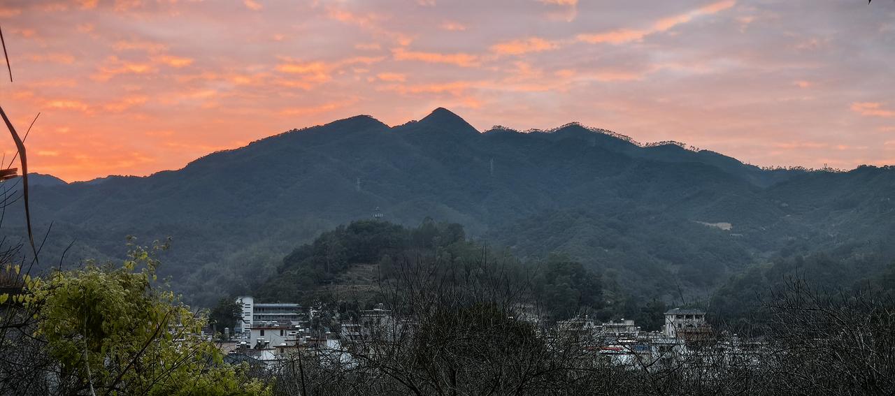 在广东寻龙点穴与考察研究的重要发现：

揭阳市的山区还有许多三级与二级富贵之地、