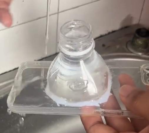这个牛，自制散热器还能顺便充当手机支架 ​​​