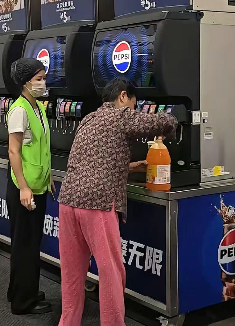 一个老大妈带上4升大桶，去山姆超市享受无限续杯，还准备带回家，在一旁的工作人员却
