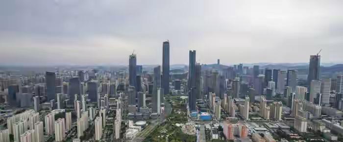 济南cbd第三高楼，326米的济南信泰中心快要完工了。就剩下上海双傻正在慢慢爬。