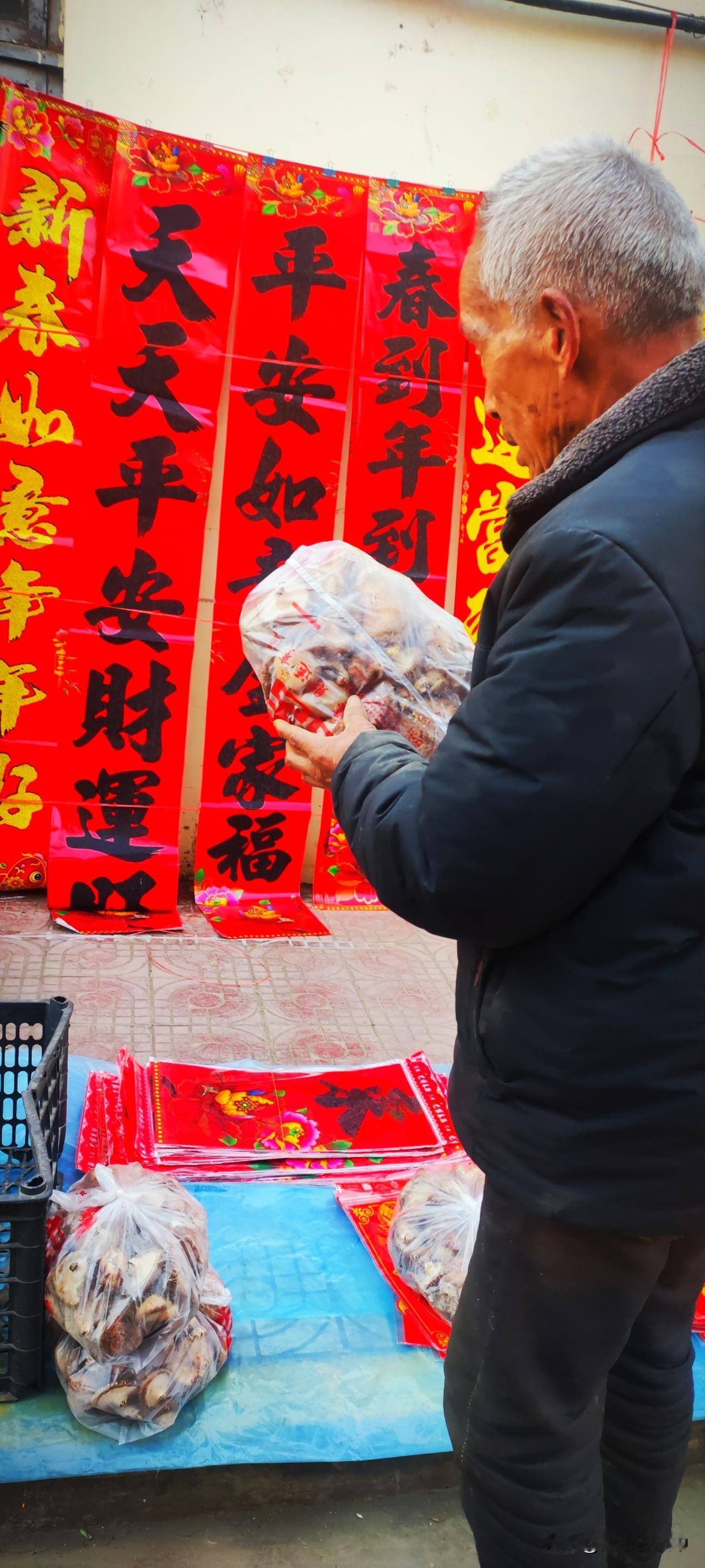 冬日生活打卡季10元1包香菇3斤。大爷看了又看，觉得还是买一分享一张你最近随拍的