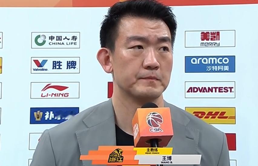 广厦男篮主场战胜山西男篮大比分2-1晋级四强的赛后采访，主教练王博说道：“过去的