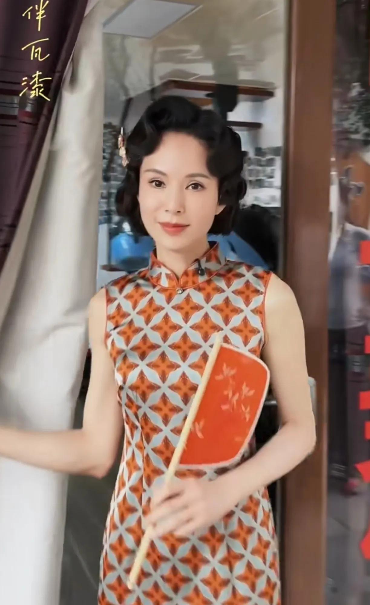 姑姑还是那么的年轻貌美，皮肤光滑紧致，身材不走样，还有满头黑发。