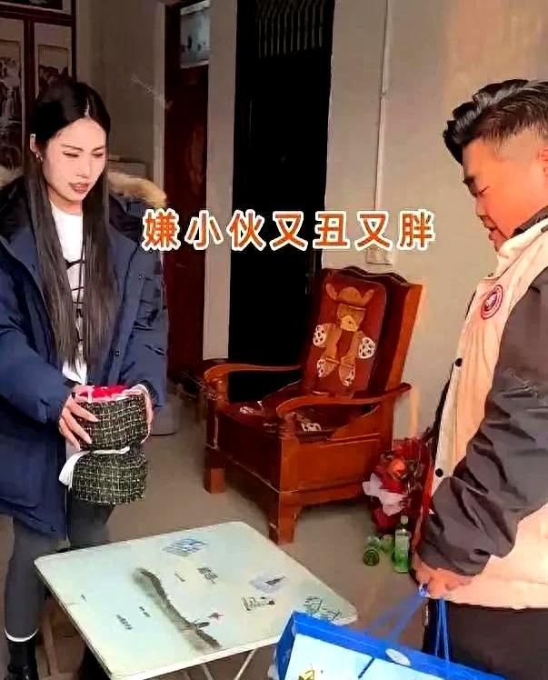 一张旧马扎，直接把人坐翻了，这相亲场面也太有画面感了吧？
河南一位姑娘通过媒人见