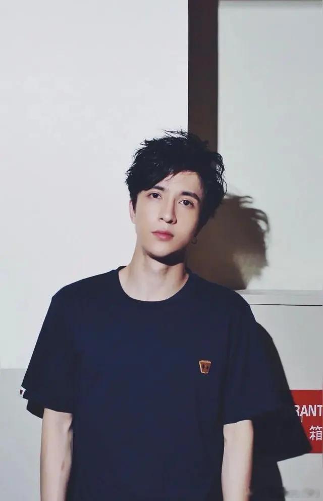 薛之谦演唱会卷上天了我宣布薛之谦是演唱会内卷天花板！“万兽之王”太原站，无人机表