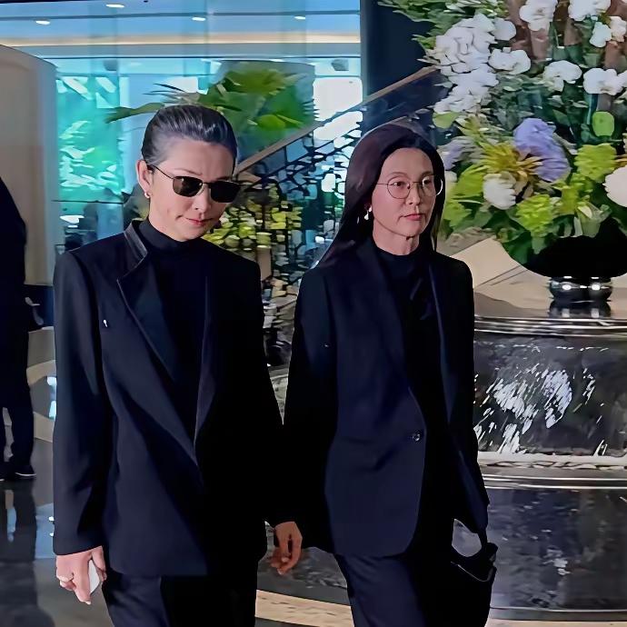 李冰冰看起来都这么老了吗？不可思议 
李冰冰和妹妹李雪两个人 这真的是看起来傻傻