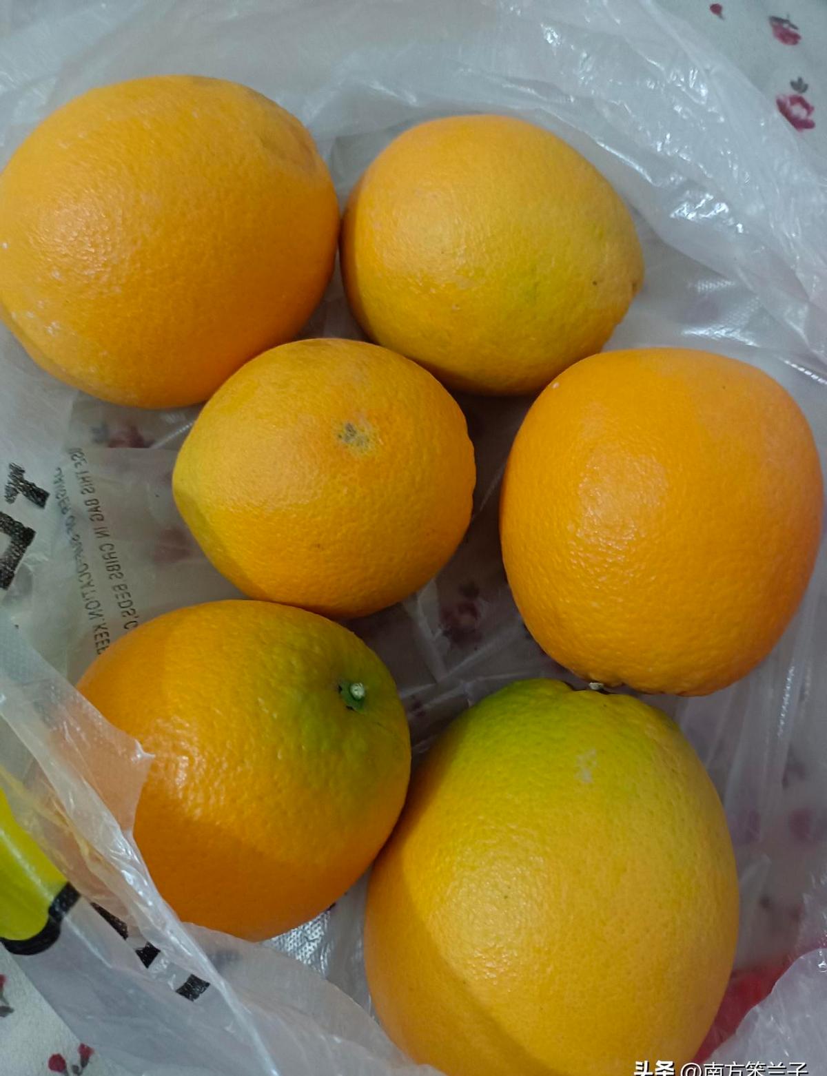 他拿水果像开超市，一抢就是两盘。
女同事没分到几颗，心里直犯嘀咕。
这哪是吃水果