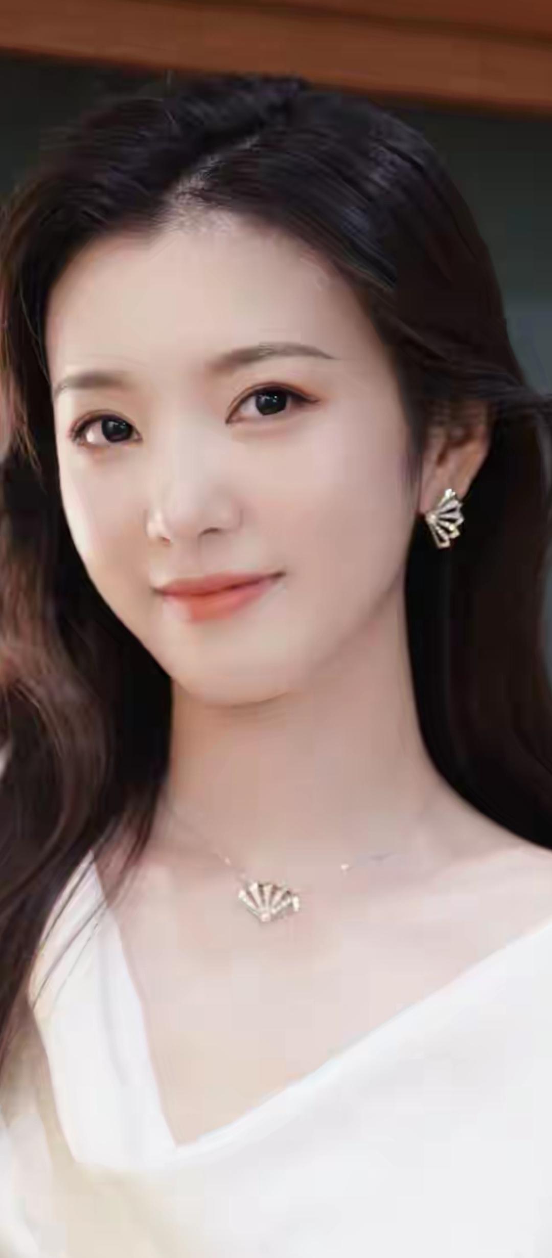 优雅气质，精致妆容，闪耀耳环，完美搭配！