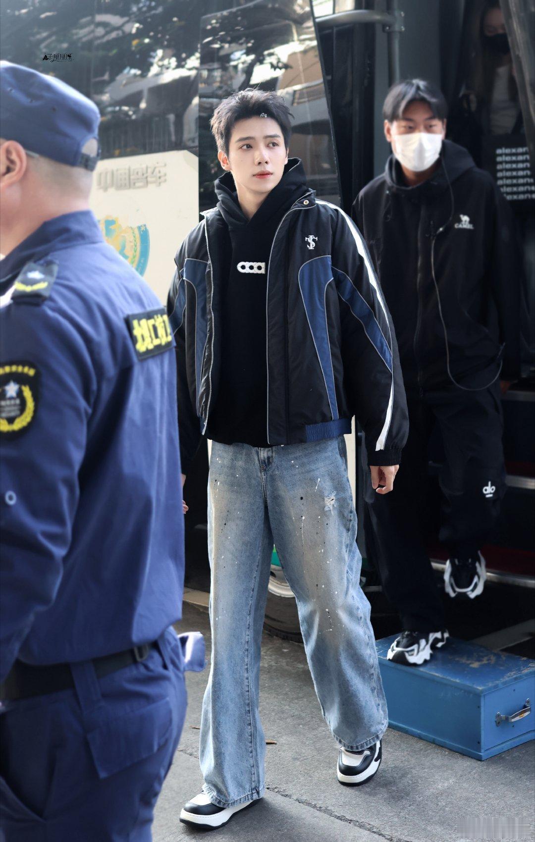 罗一舟二十有六山海任舟游 💚罗一舟霍旭 晚安一舟✨我见过人间的光，更见过比光耀