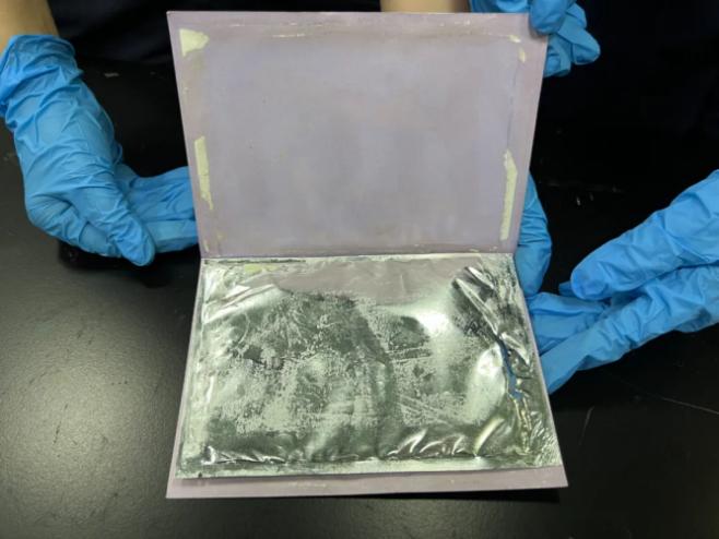 最“毒”的生日祝福：近日，广州海关所属广州邮局海关关员在对1件进境函件进行监管时