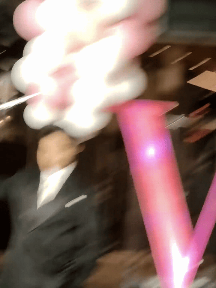 勋带着冷脸和气球走来了～ ​​​