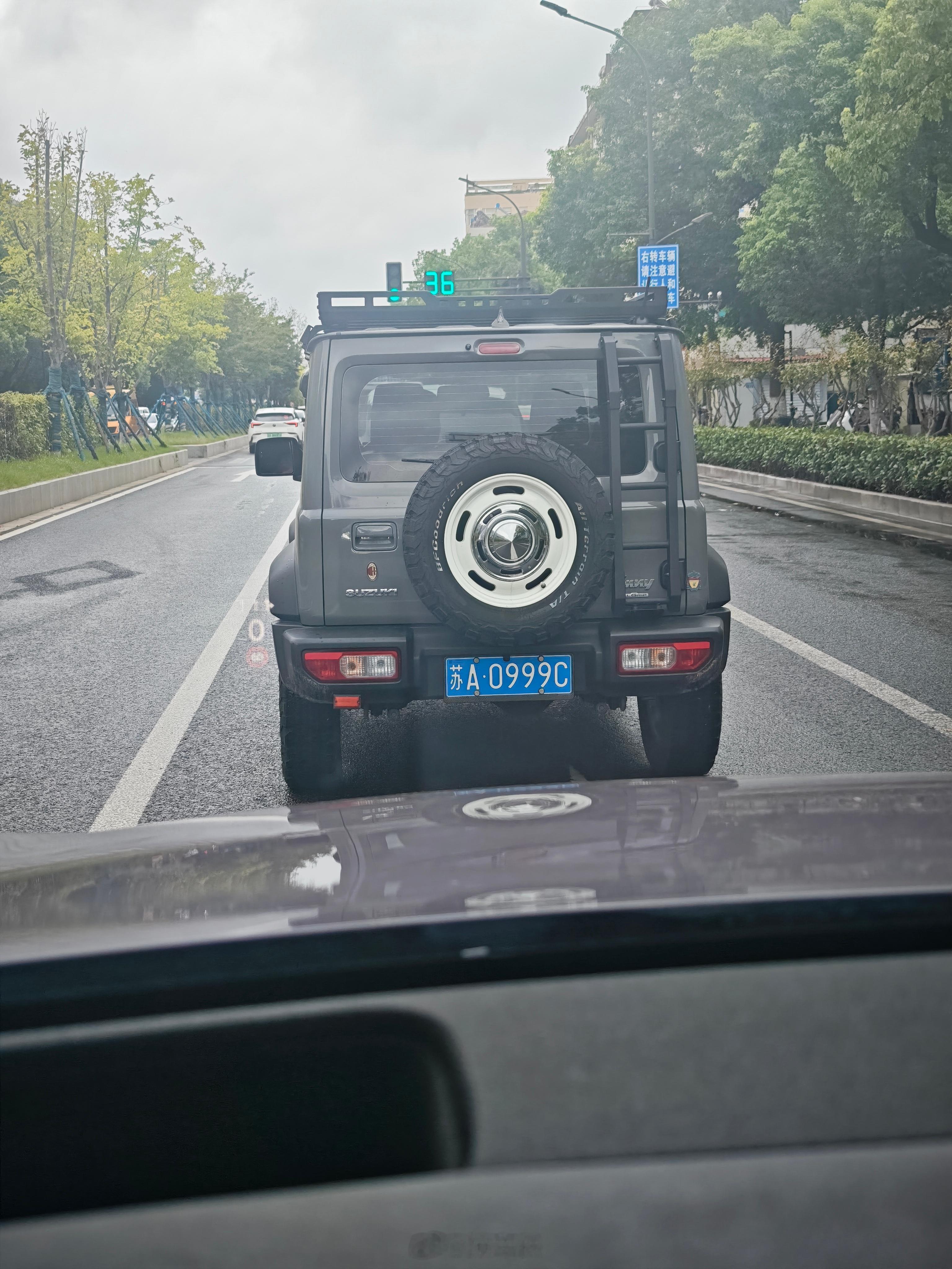 前面这个小车，看上去像老头乐，它的通过能力比很多SUV都要强[666]我和汽车的