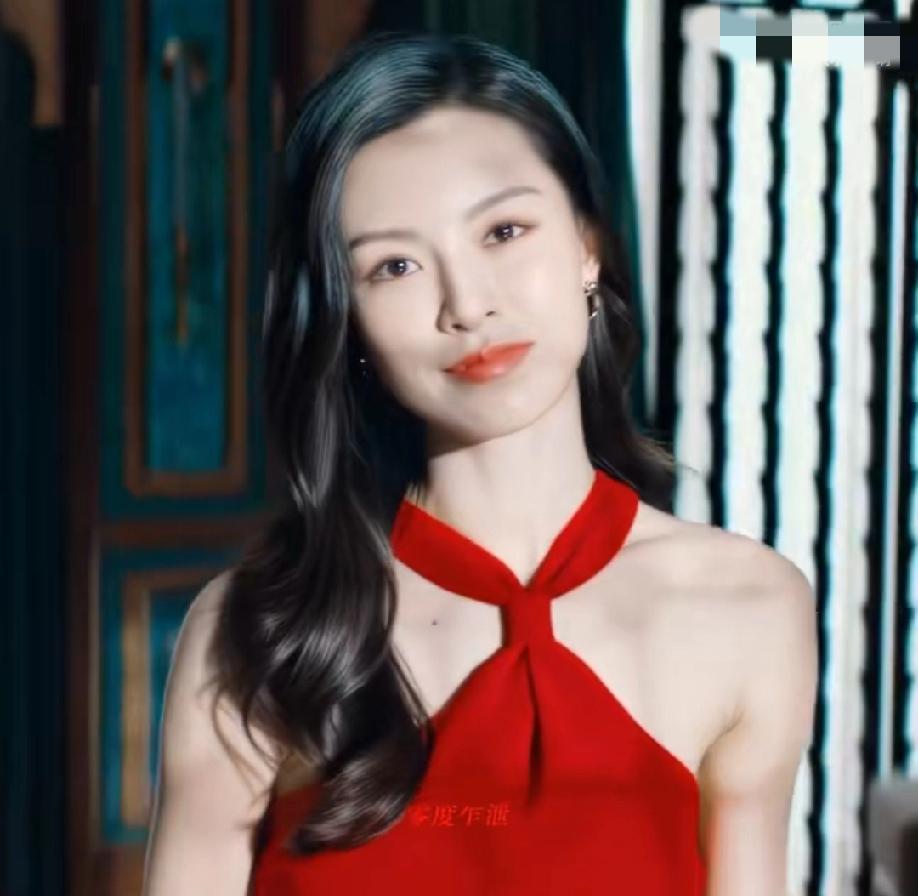 文咏珊两年前疯到我两年后钓到我，2023年在电影《消失的她》中饰演“疯批美人”木