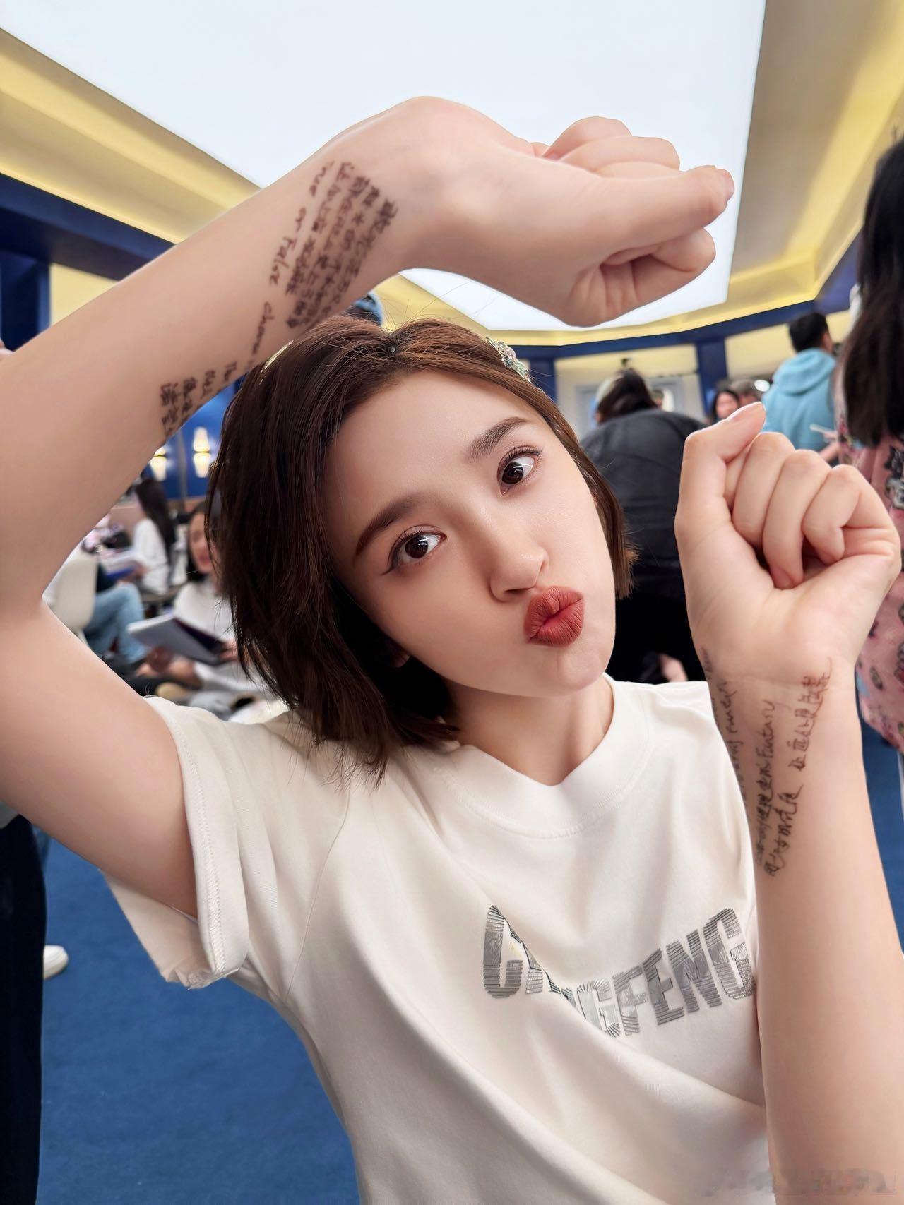 唐艺昕说不能在幼儿园待着了唐艺昕二公全糖变硬糖 唐艺昕二公直接开启酷飒新模式，练