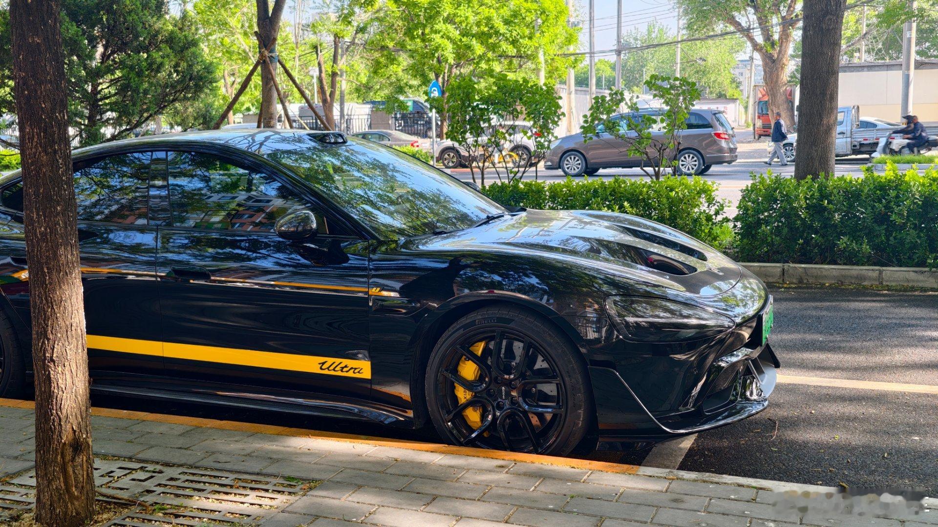 小米 SU7 Ultra “挖孔版”，路上还真不多见🤔 