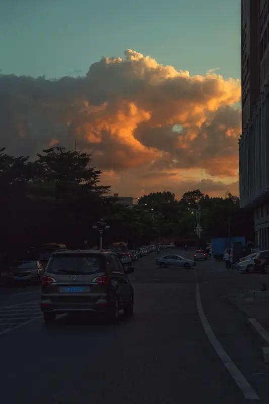 又被北京的晚霞惊艳到了！今日傍晚，橙红、绯红与绛紫在天际交织晕染，流云像被点燃的