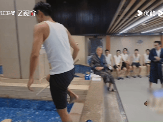 纪凌尘起了个大的无限超越班纪凌尘手持长棍登场时气场十足，架势铺开瞬间勾起众人期待