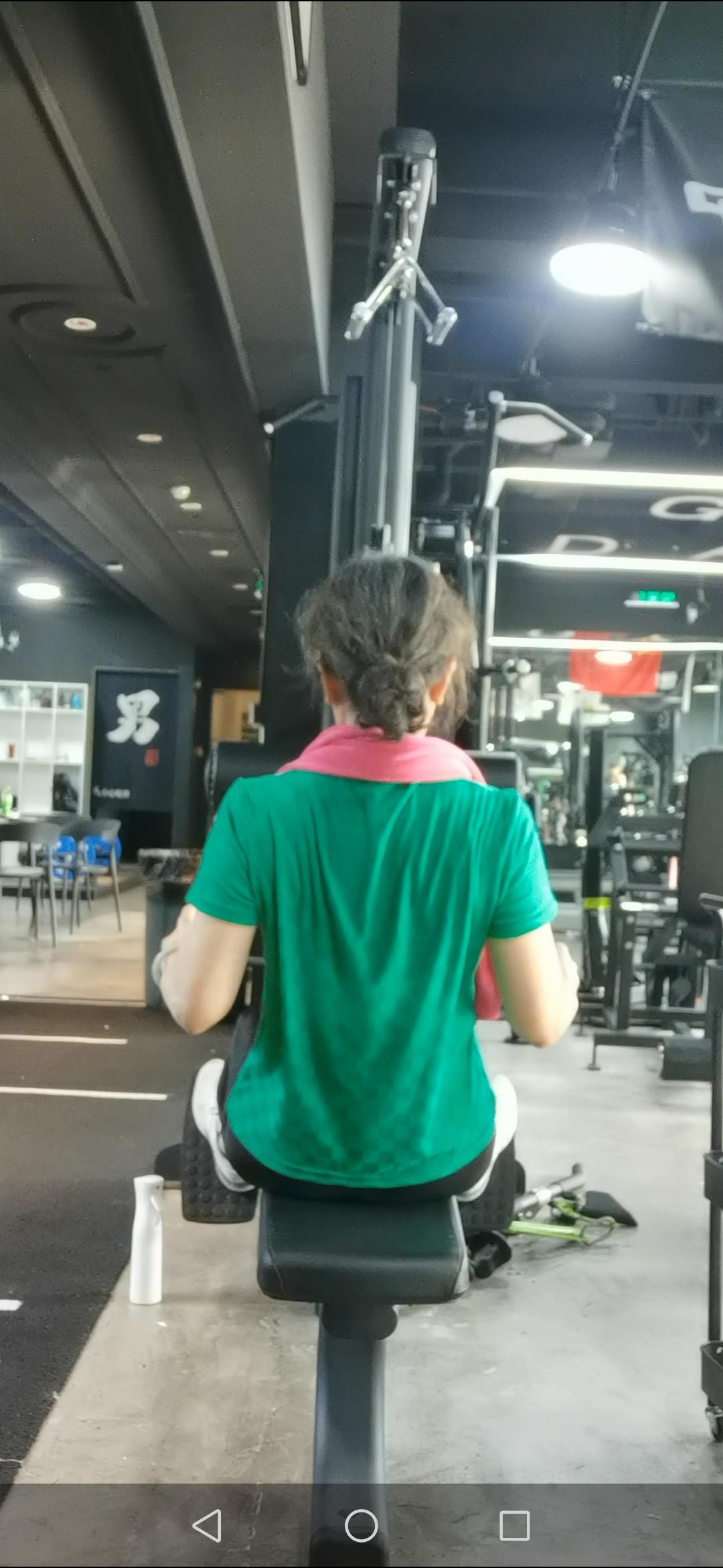 高温天。无空调。挑战健身房第二天。

今天走进健身房，发现以前和我同时段锻炼的也