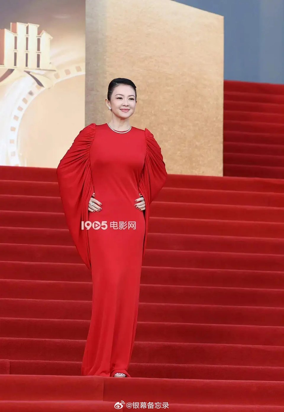 终极谜题——章子怡到底有多少件带垫肩的衣服？垫肩究竟有什么致命吸引力，垫肩商家不