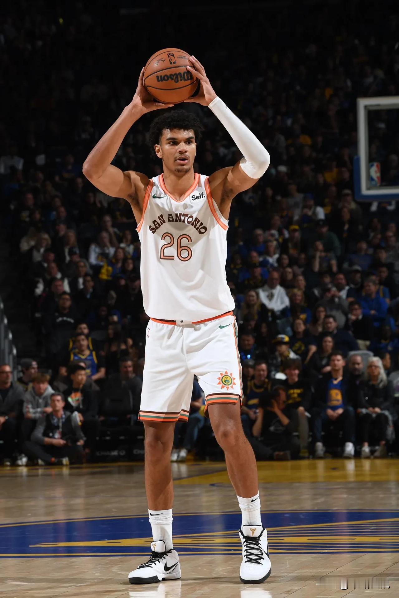 woj:多米尼克巴洛与老鹰达成一份双向合同，过去两个赛季他为马刺打了61场比赛。