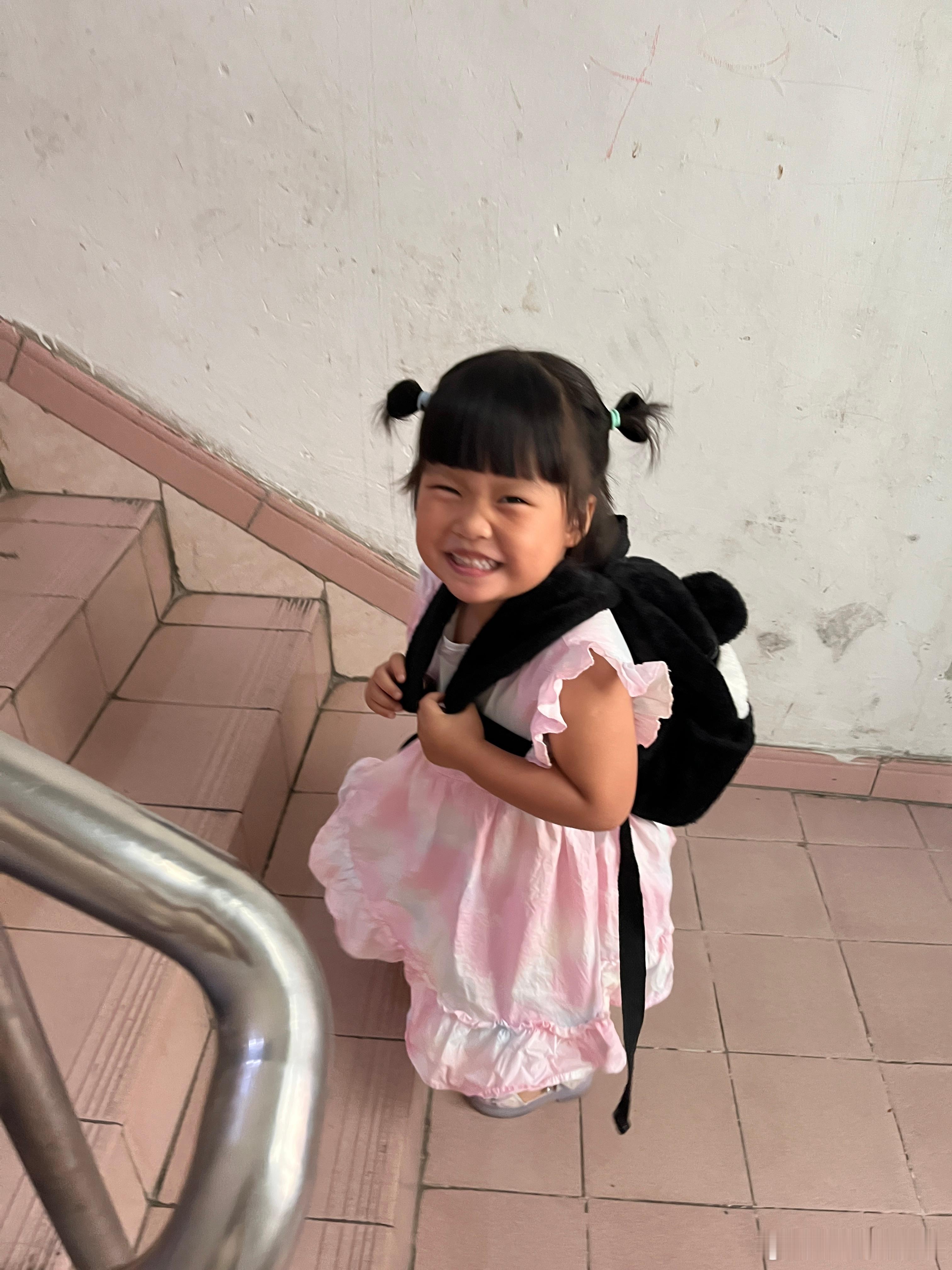 奶奶从老家过来了，过来找奶奶玩，本来这个礼拜我也不过来的。她包里不知道装的什么，