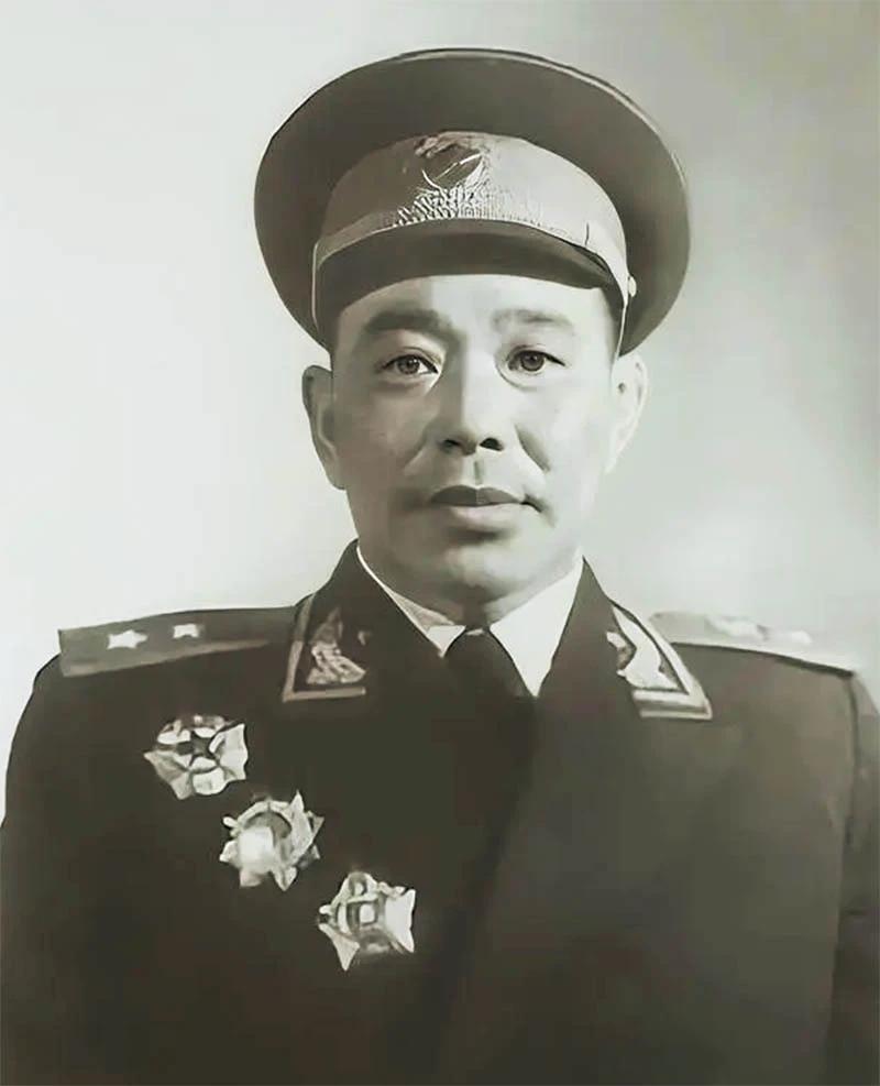 纪念廖汉生中将逝世20周年。
1947年的陕北，黄沙漫天。胡宗南23万大军压境，