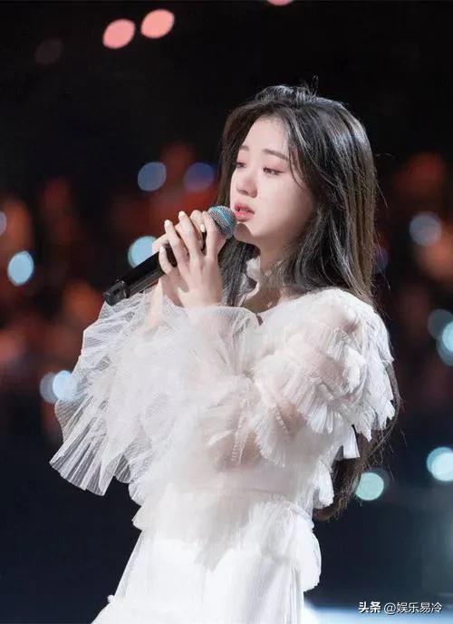 单依纯唱的《李白》是常石磊改编的，李荣浩不让单依纯唱了，很多人都认为是李荣浩觉得