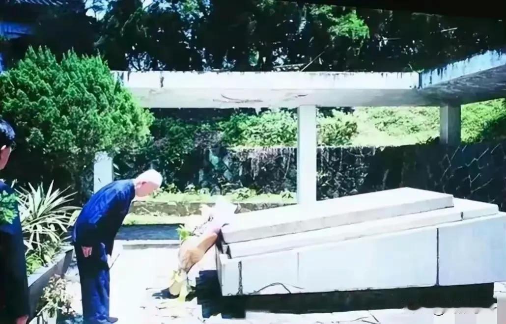 季羡林去台湾省“汉奸”胡适的墓前祭拜。
这就是所谓的“国宝级大师”的思想认知？