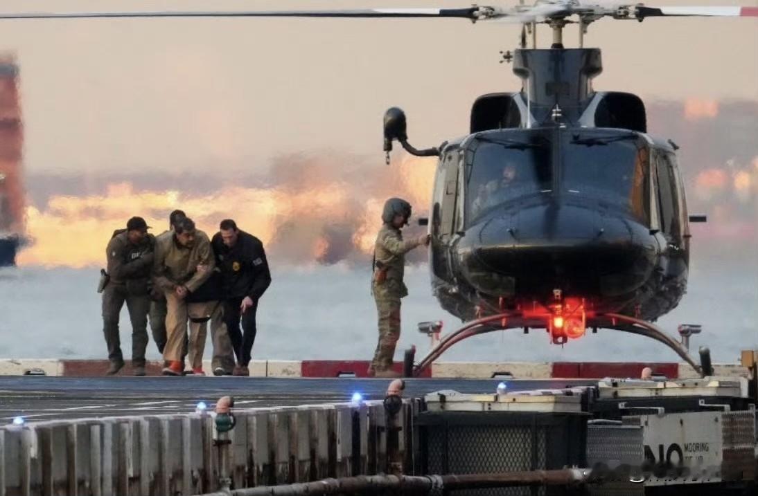 马杜罗和夫人弗洛雷斯在特警的押送下，前往纽约曼哈顿南区联邦法院，出席听证会。