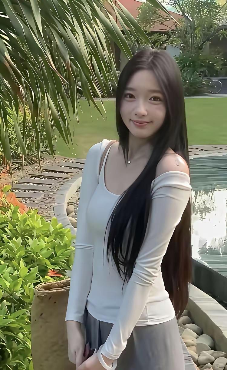 绿意盎然中，美人倚栏笑。 庭前春意浓 湖边美人景 绿裳春景照  绿裙溪景照 庭园