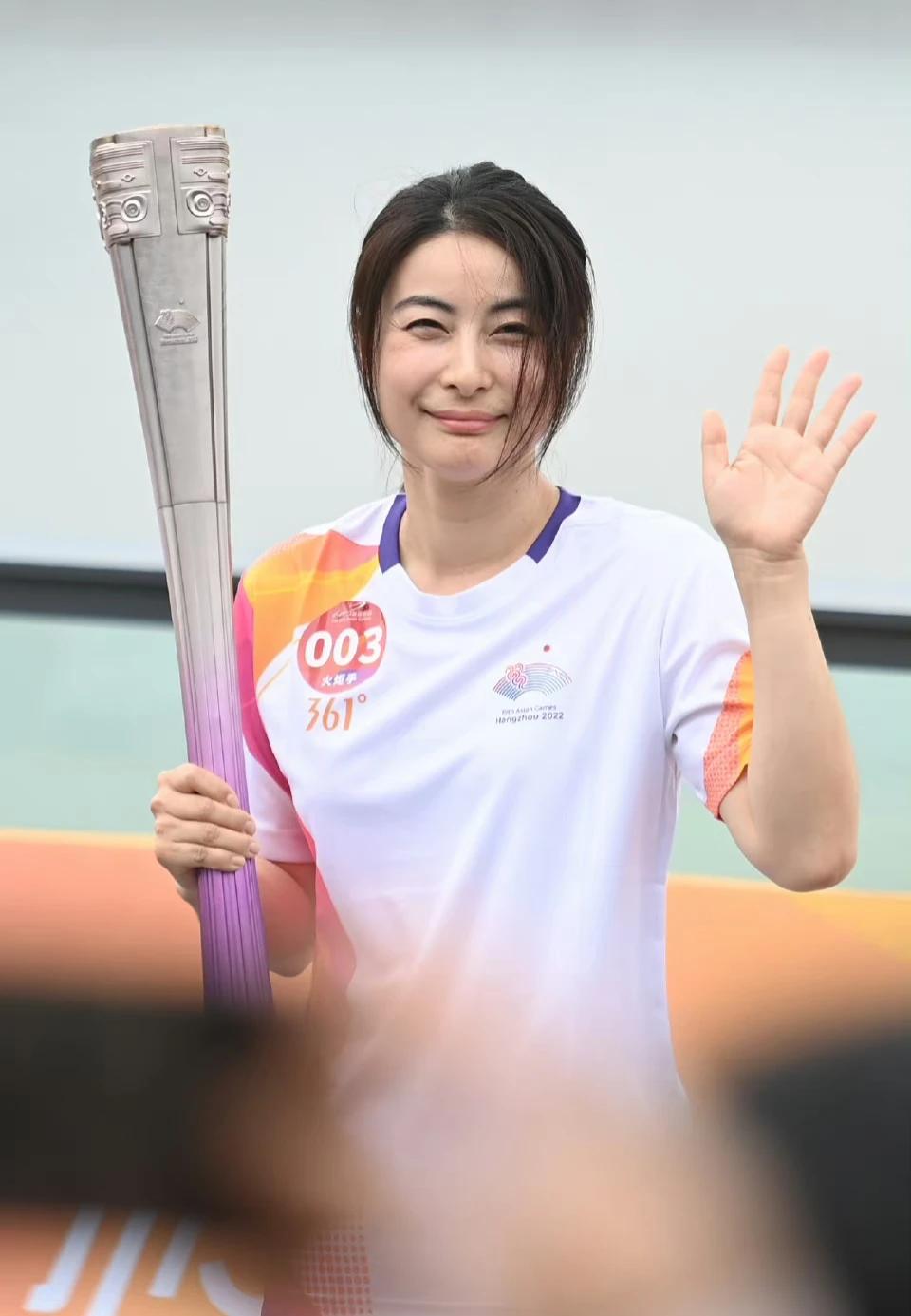 有没注意到郭晶晶开跑前的一个动作 ?
她摆完pose之后，
开始跑之前特意向对方