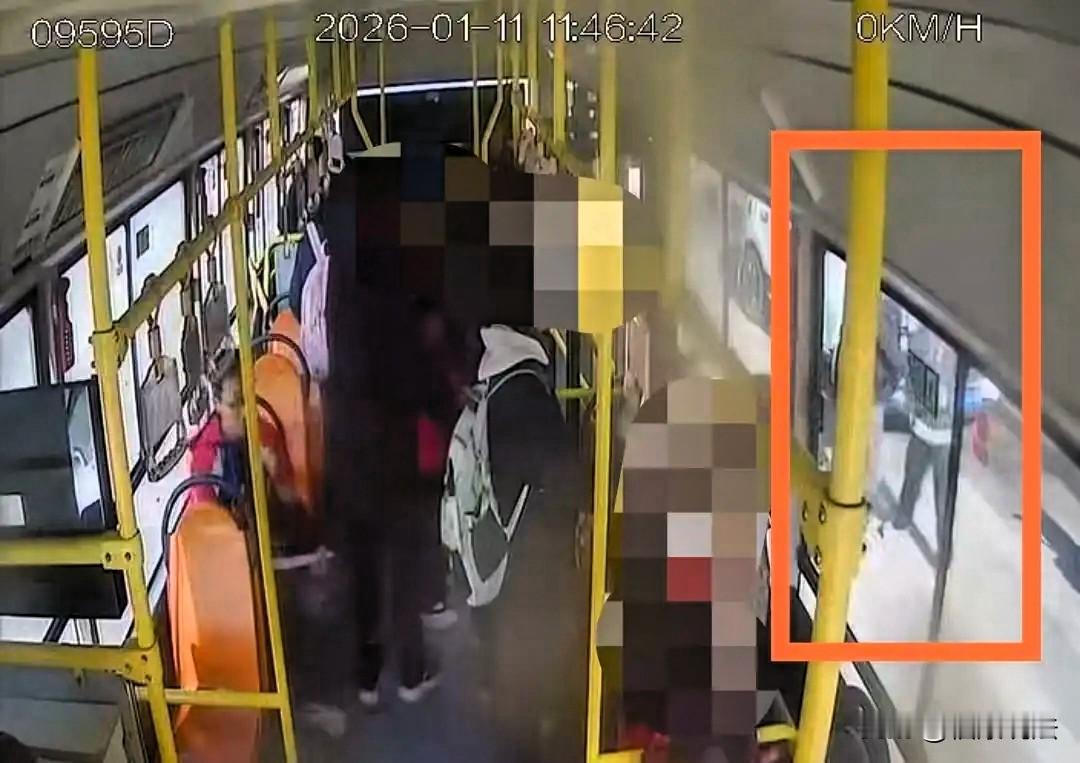 甘肃，16岁学生坐公交车，3次和司机说，想从前门下车，司机在第3次才回应：后门不