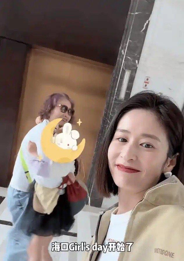 颖儿祖孙三代同游，回婆家不住家里，付辛博岳母露脸，染一头紫发打高尔夫好前卫 