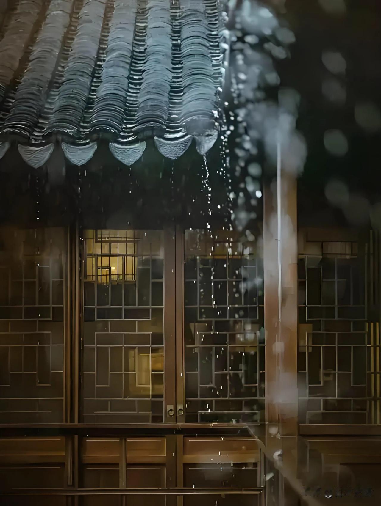 上联通过“推窗”“听雨落”的动作与景象结合，营造出一种静谧的氛围。下联“闭户”对
