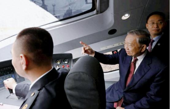 都在说苏林坐高铁是"体验"，我告诉你，这是外交史上最狠的一次"拒绝"。
 
很多