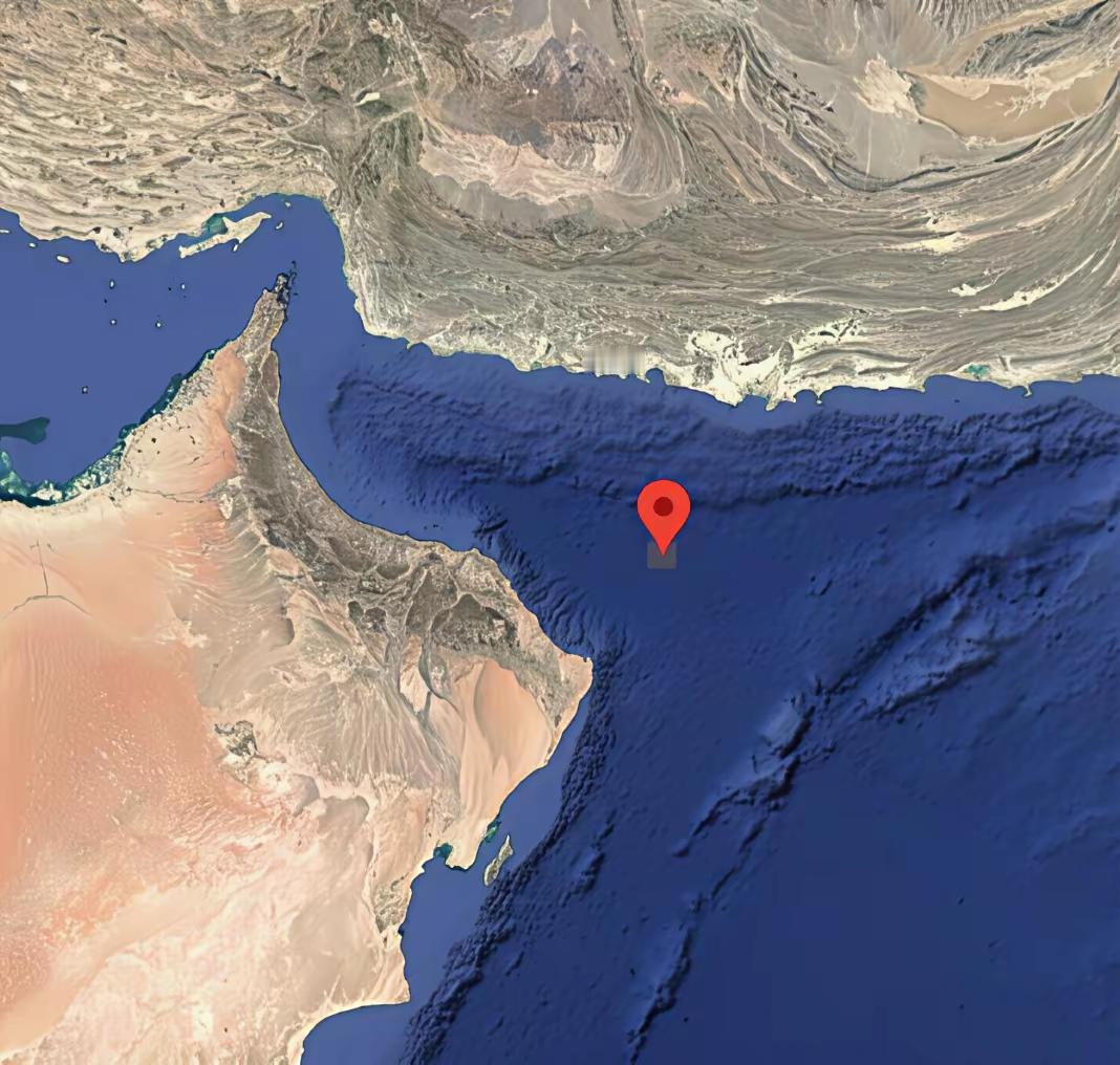 特朗普：我要封锁霍尔木兹海峡，任何船只不允许通过！

伊朗反将一军，霍尔木兹允许