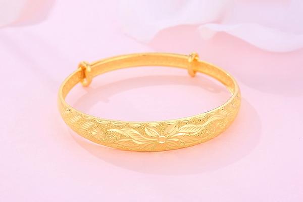 金饰克价一夜涨破1400元真成了一般人买不起的奢侈品了，我记得我很小的时候，那会