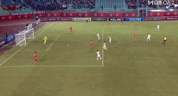 超级超级巨大的失误，北京国安抓住河内公安门将失误取得进球!

在今晚亚冠二级联赛