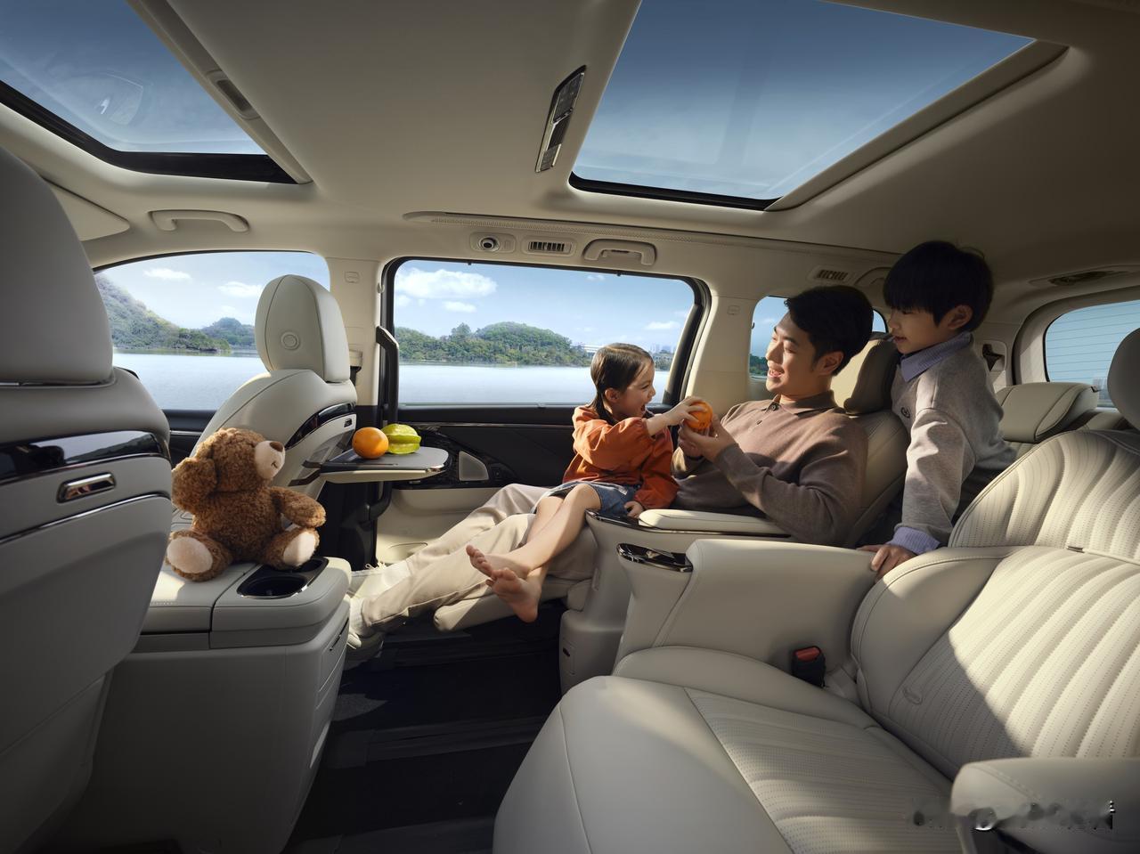 豪华混动MPV真的卷到19万了！
 
因为以前我对MPV的印象就是：贵、配置抠、