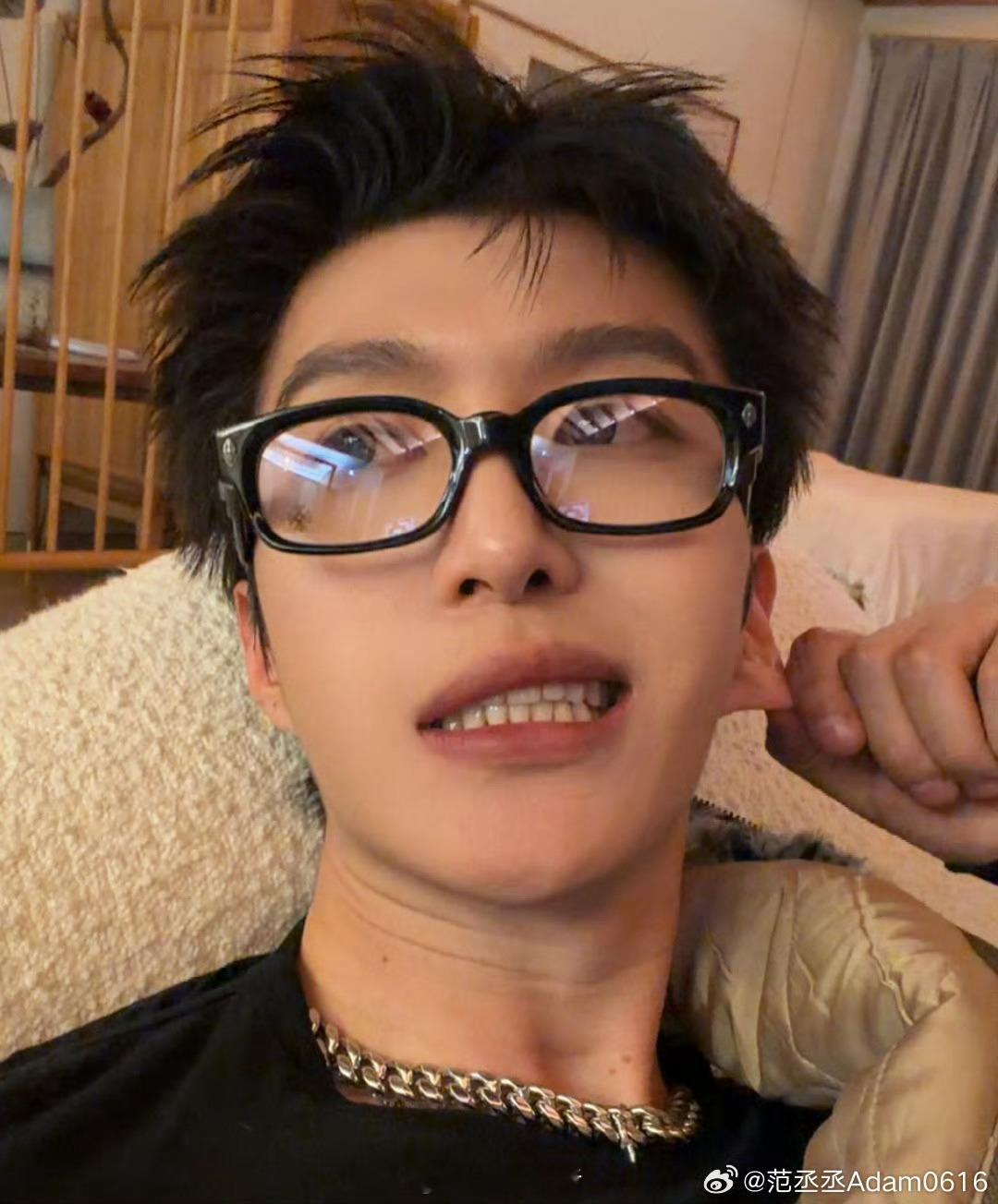 来看做搞怪表情也好看的范丞丞 