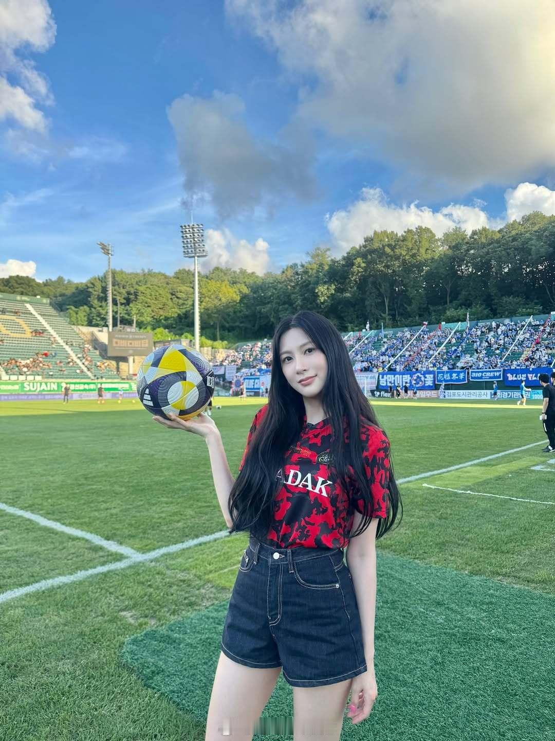 APINK吴夏荣为K2联赛金浦FCvs水原三星蓝翼的比赛开球。⚽金浦FC的胸前广